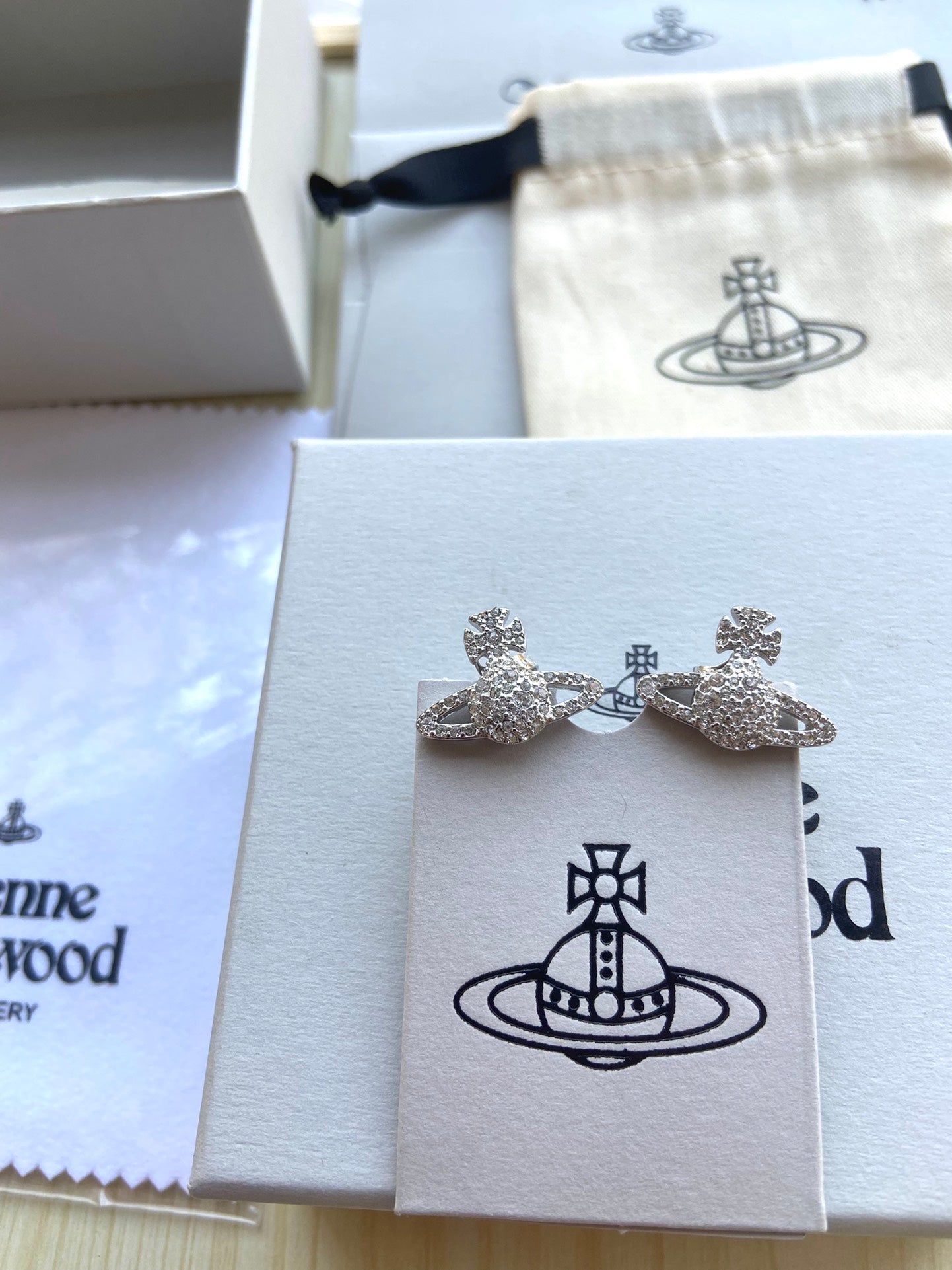 Vivienne Westwood フルラインストーン プラネット スタッドピアス