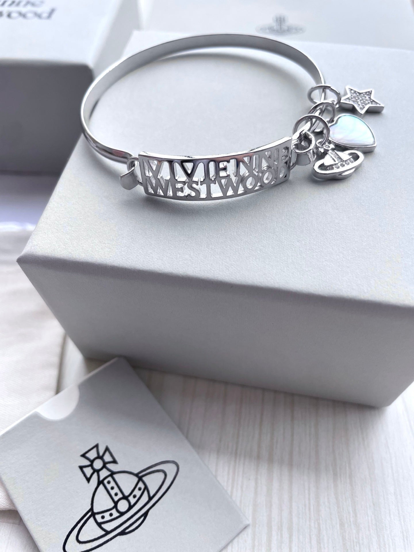 Vivienne Westwood Shell & Heart イニシャルブレスレット