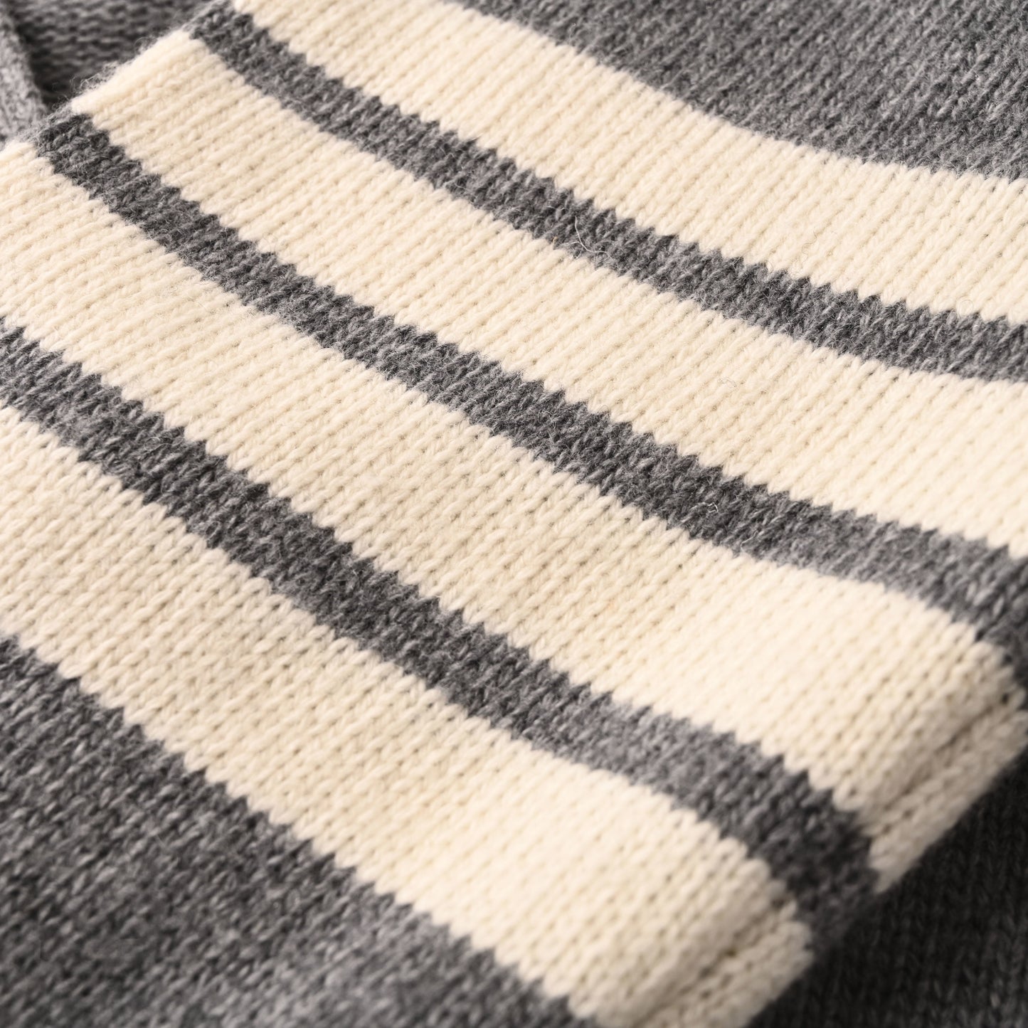 MR.TOM 2025SS Cardcute Sweater