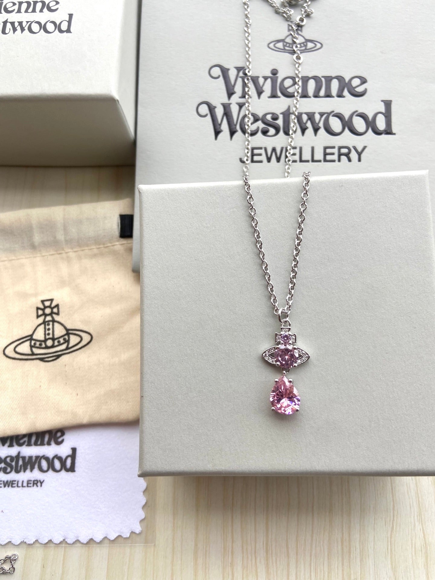 ヴィヴィアン・ウエストウッド フルラインストーンカラーネックレス