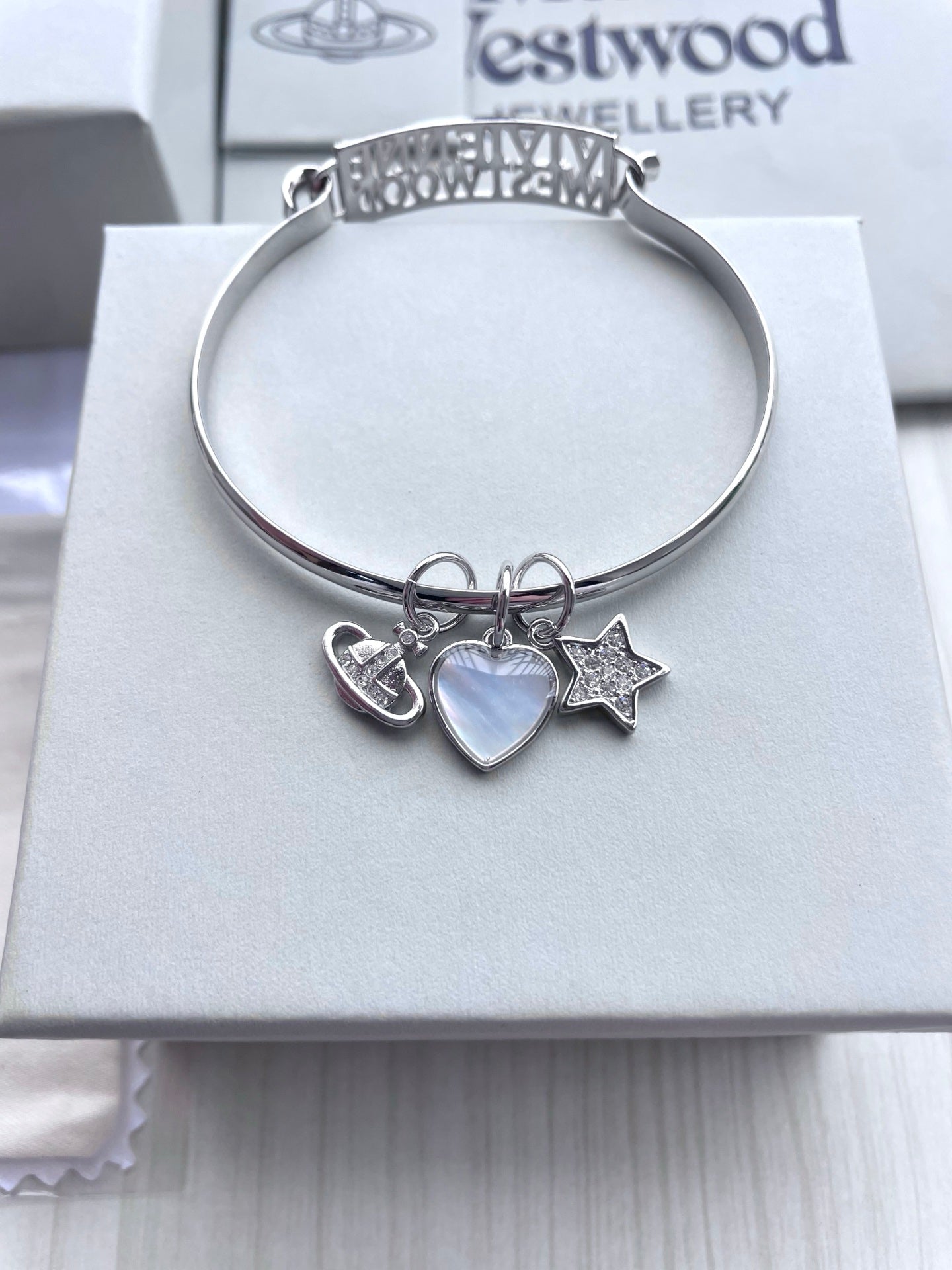 Vivienne Westwood Shell & Heart イニシャルブレスレット